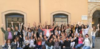 Il gruppo degli studenti con il vice siondaco Monteverde e gli insegnanti al termine dell’incontro in piazza Vittorio Veneto