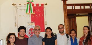 I ragazzi dell’associazione Raj Tunisie, Valentina Stefàno dell’Arci e il sindaco Romano Carancini