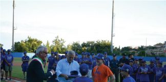 Il sindaco Romano Carancini e l’asesssore allo Sport Alferio Canesin nel diamante di via Cioci per l’inaugurazione dei Mondiali Hit