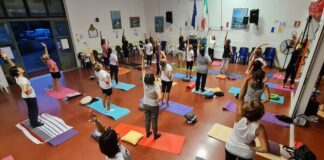 nella foto partecipanti a lezione yoga olistico