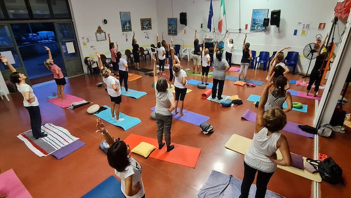 nella foto partecipanti a lezione yoga olistico